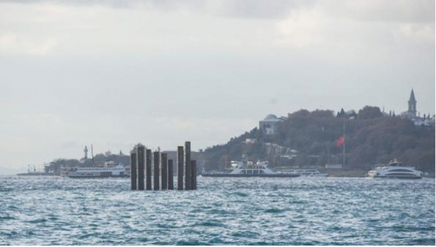 Denizin Ortasındaki Direkler Görenleri Şaşırtıyor